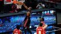 Andre Iguodala, del Heat de Miami, clava el balón ante tres jugadores de los Hawks de Atlanta en la primera mitad del encuentro del domingo 28 de febrero de 2021, en Miami. Andre Iguodala, del Heat de Miami, clava el balón ante tres jugadores de los Hawks de Atlanta en la primera mitad del encuentro del domingo 28 de febrero de 2021, en Miami.