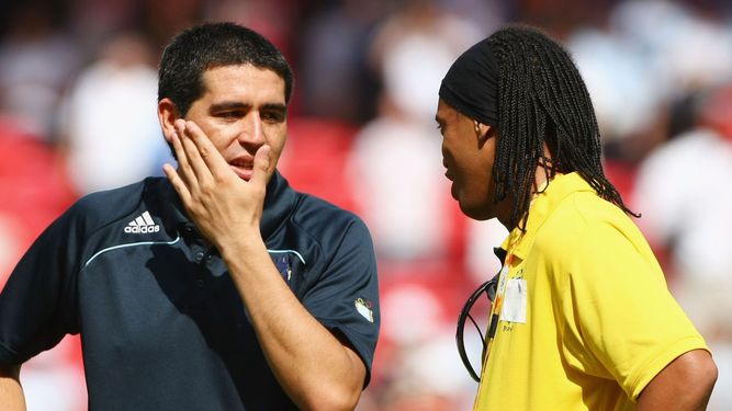 Riquelme y Ronaldinho se encuentran actualmente sin contrato.