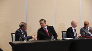 El canciller mexicano felicita a Gerardo Blyde por la firma de un acuerdo con el régimen chavista el 26NOV22.