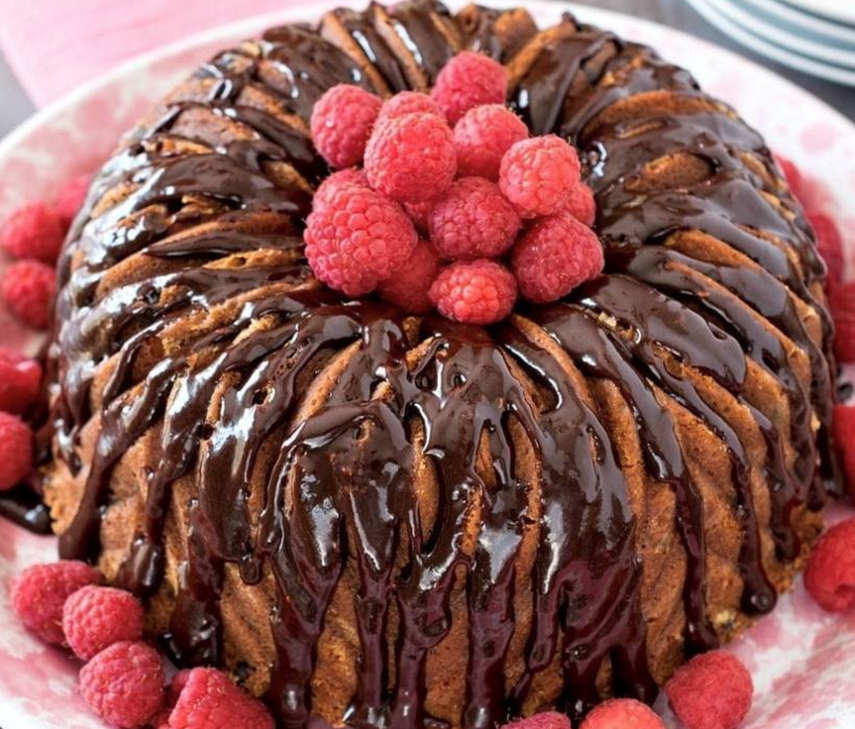 El Chocolate Raspberry Bundt Cake, de Skinny Luly.&nbsp;