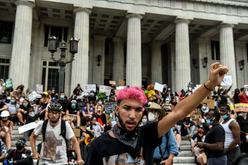 Manifestantes se reúnen frente a la Corte del Condado de Miami-Dade en el centro de Miami el 12 de junio de 2020 en Miami, durante una manifestación por la muerte de George Floyd.