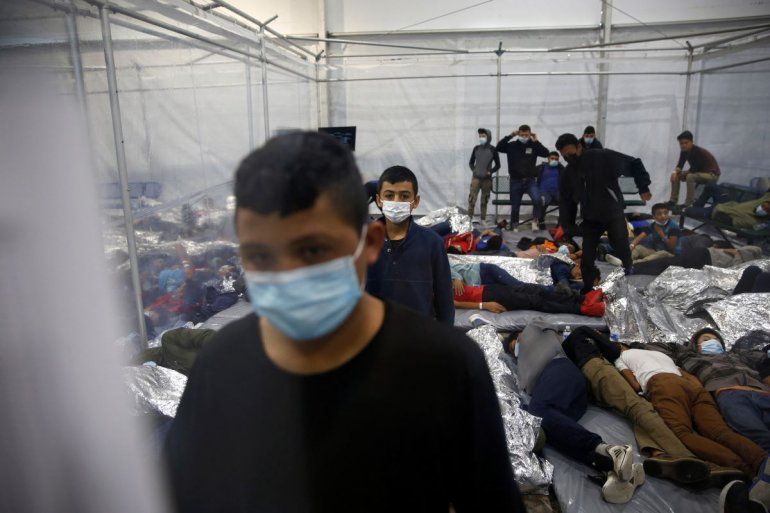 Migrantes menores de edad yacen dentro de una cápsula en el centro de detención del Departamento de Seguridad Nacional de Donna, el principal centro de detención para niños no acompañados en el Valle del Río Grande administrado por la Oficina de Aduanas y Protección Fronteriza de los Estados Unidos (CBP), en Donna, Texas, el 30 de marzo de 2021.