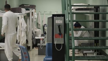 En esta imagen se muestra un teléfono público en el área de dormitorios en un centro de detención del Servicio de Control de Inmigración y Aduanas (ICE) en Tacoma, Washington.