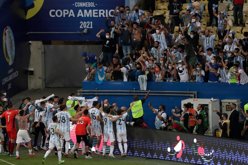 Los jugadores de Argentina celebran con fanáticos tras vencer 1-0 a Brasil en la final de la Copa América