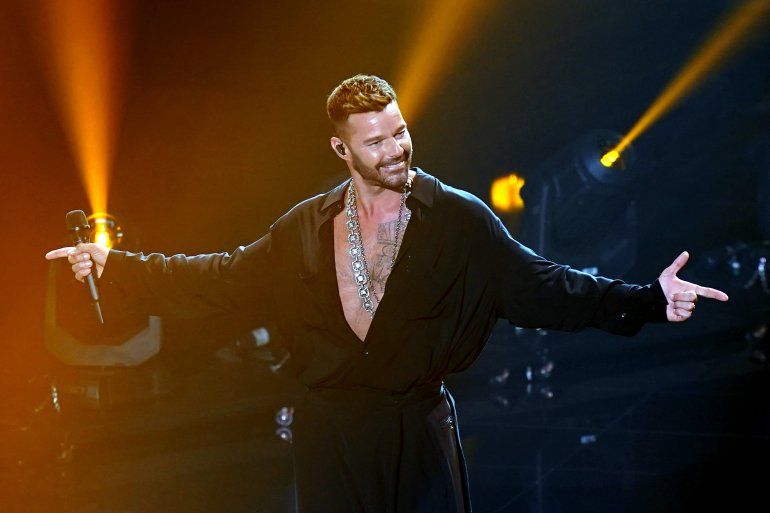 Por qué Ricky Martin usa tacones durante una presentación?