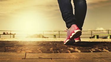Modificar el ángulo del pie al caminar sirve de alivio al dolor, pero esos cambios deben ser personalizados. (Pixabay)