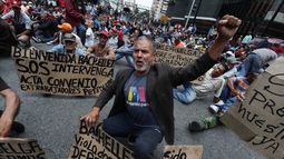 Decenas de personas se manifiestan en busca de atraer la atención de la alta comisionada de Naciones Unidas para los derechos humanos, Michelle Bachelet, quien visita&nbsp;Venezuela.