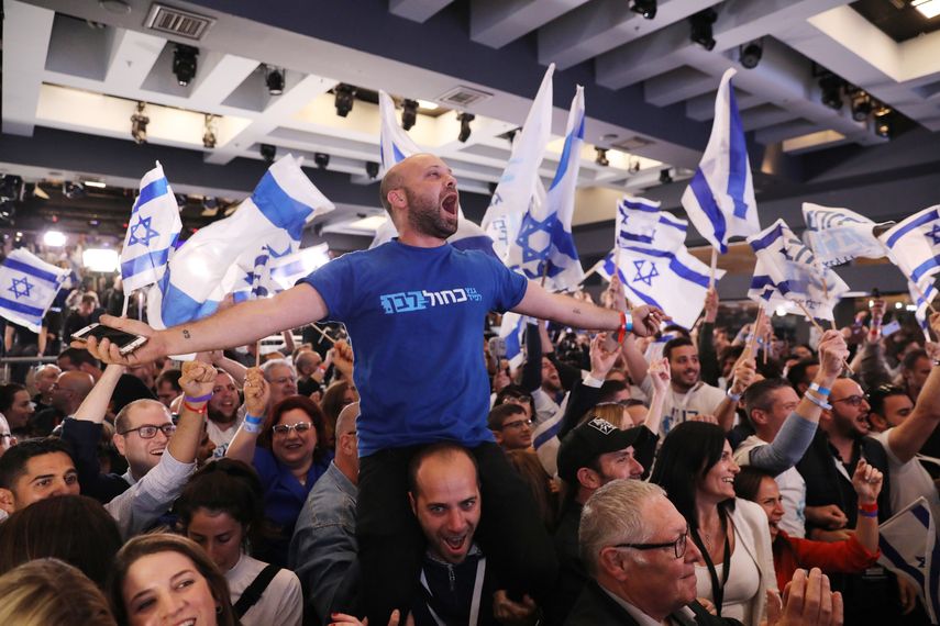Simpatizantes del partido político centrista Azul y Blanco celebran la anunciada victoria en Tele Aviv.