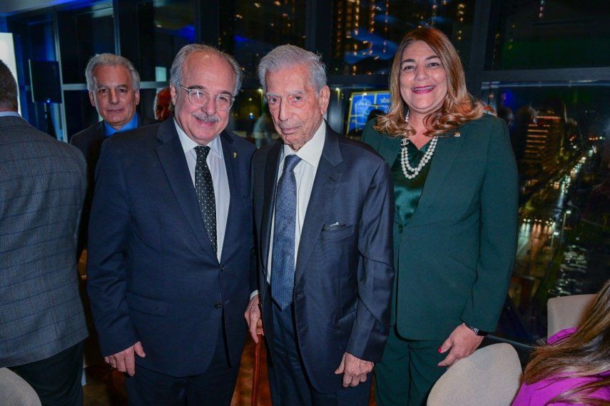 El premio nobel de literatura peruano Mario Vargas Llosa junto a Asdrúbal Aguiar, director del Grupo IDEA y la presidenta del MDC, Madeline Pumariega.