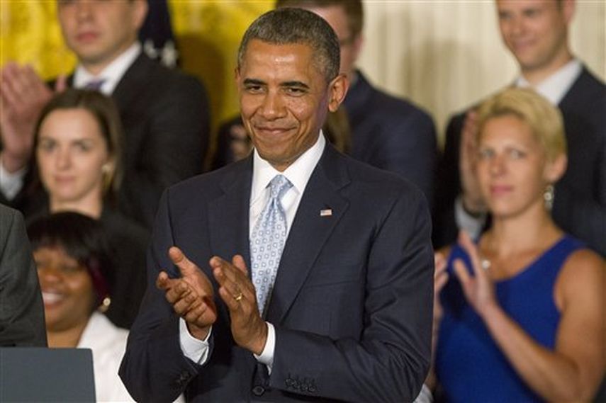 El presidente Barack Obama aplaude durante una ceremonia en la Casa Blanca en Washington el lunes 9 de junio del 2014, en la que firmó un memorando que reduce la carga de la deuda estudiantil para muchos prestatarios. (Foto AP/Jacquelyn Martin)