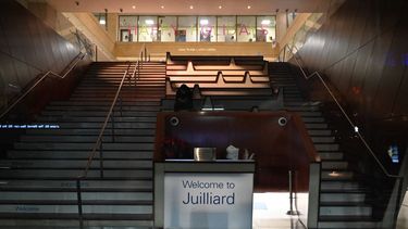 Vista de la entrada de la escuela de artes escénicas Juilliard en Nueva York, 20 de diciembre de 2022. La prestigiosa escuela de artes escénicas de Nueva York ha puesto en licencia a un compositor tras acusaciones de conducta sexual inapropiada.