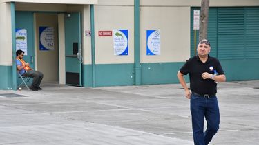 Votante a la salida de uno de los colegios electorales en Doral.&nbsp;