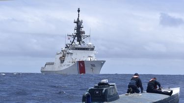 Fotografía fechada el 19 de junio del 2019 que muestra a tripulantes del barco Munro, de la Guardia Costera de los EEUU, inspeccionando un semisubmarino en aguas internacionales del océano Pacífico.