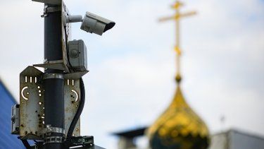 En esta imagen de archivo, una cámara de vigilancia instalada en un poste de electricidad en Moscú, Rusia, el 21 de mayo de 2023. Para los rusos es cada vez más complicado escapar al escrutinio de su gobierno. Las autoridades controlan las cuentas en redes social y denunciar a los críticos del presidente, Vladímir Putin, o de la guerra en Ucrania.&nbsp;