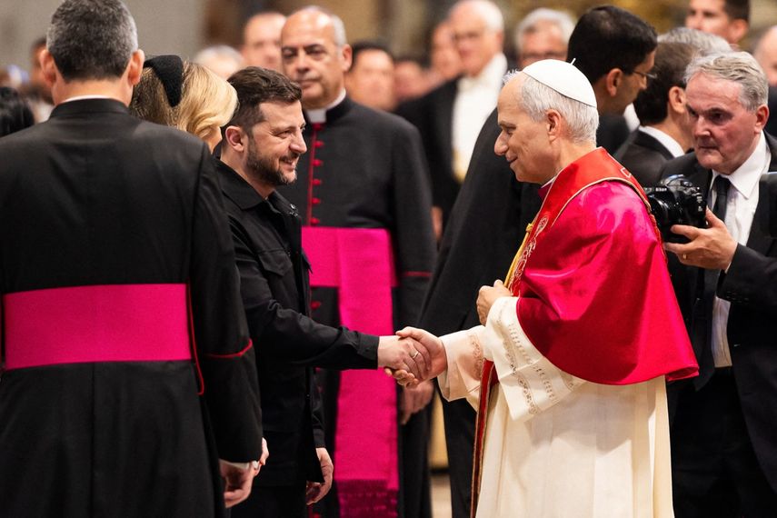 El&nbsp;presidente ucraniano Volodimir Zelenski saluda al papa León XIV.