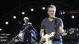 David Lee Roth, izquierda, y Eddie Van Halen de Van Halen actúan el 13 de agosto de 2015 en Wantagh, NY Van Halen, que había luchado contra el cáncer, murió el martes 6 de octubre de 2020. Tenía 65 años.&nbsp;
