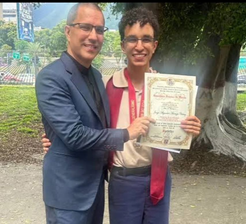 En la imagen, el diputado Jorge Arreaza con su hijo, Jorge Arreaza Chávez, nieto de Hugo Chávez.&nbsp; Tras accidente vial, el 17 de octubre de 2026, el joven presentó laceraciones en el miembro inferior izquierdo