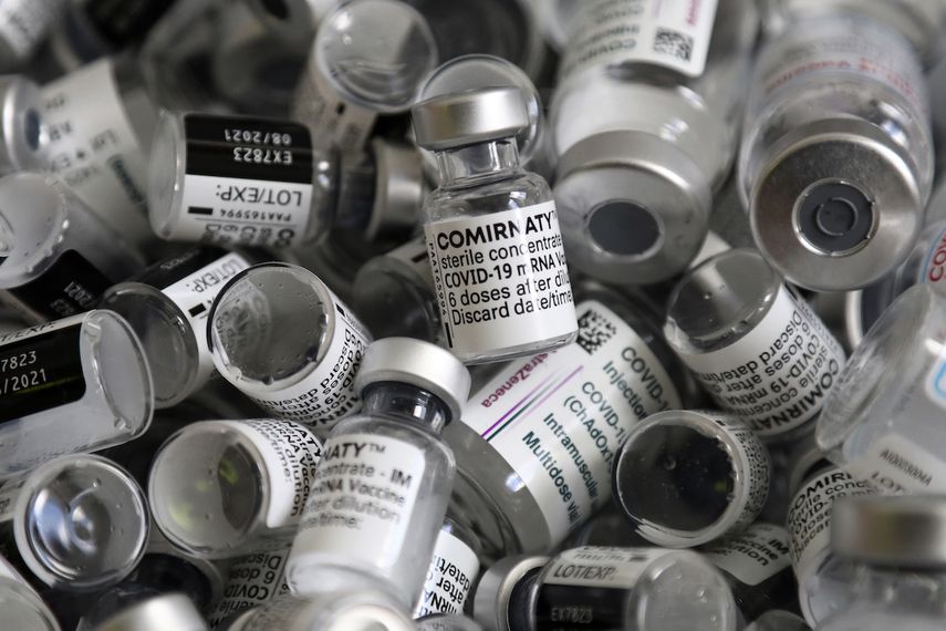 En esta fotografía del sábado 15 de mayo de 2021 se muestran frascos vacíos de la vacuna contra el COVID-19 desarrollada por Pfizer-BioNTech, en Múnich, Alemania.