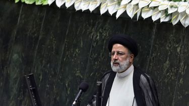 El presidente iraní Ebrahim Raisi pronuncia un discurso luego de prestar juramento en una ceremonia en el Parlamento, en Teherán.