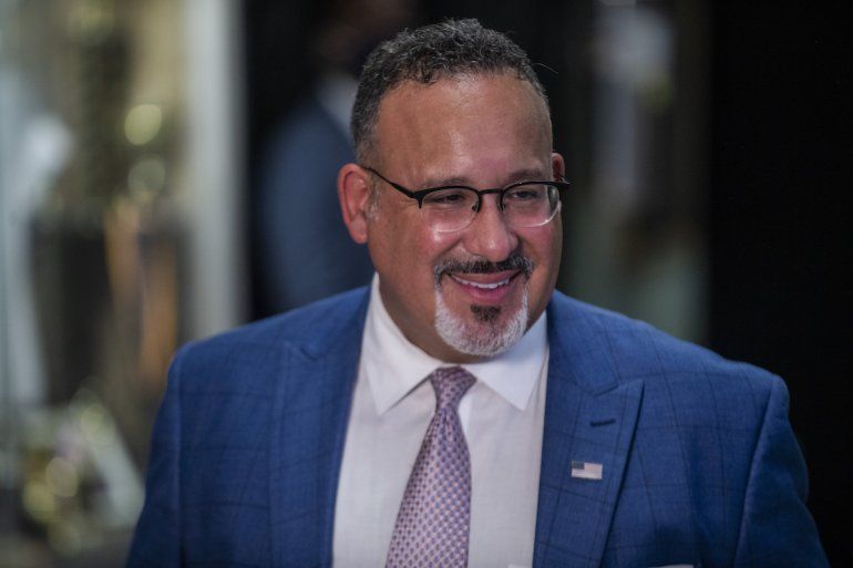 El secretario de Educación de EEUU, Miguel Cardona, habla con la prensa tras visitar una escuela primaria en el Bronx, en Nueva York, el 17 de agosto de 2021. 