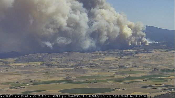 Dos muertos y miles de evacuados por incendio en California