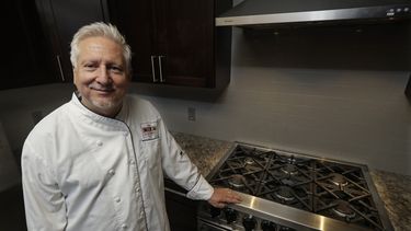 El chef Ken McNamee posa para una foto en Seattle. McNamee trabaja para clubes privados y tambi&eacute;n cocina para clientes ricos en sus domicilios. Es uno de muchos trabajadores al servicio de los ricos en EEUU.