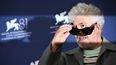 El director español Pedro Almodóvar asiste al photocall de la película The Room Next Door presentada en competición durante el 81º Festival Internacional de Cine de Venecia en el Lido de Venecia, el 2 de septiembre de 2024.