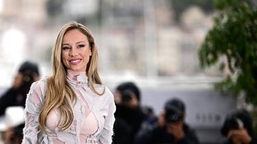 La actriz española Ester Expósito posa durante una sesión fotográfica para la película Perdidos en la Noche en la 76 edición del Festival de Cine de Cannes en Cannes, sur de Francia, el 19 de mayo de 2023.