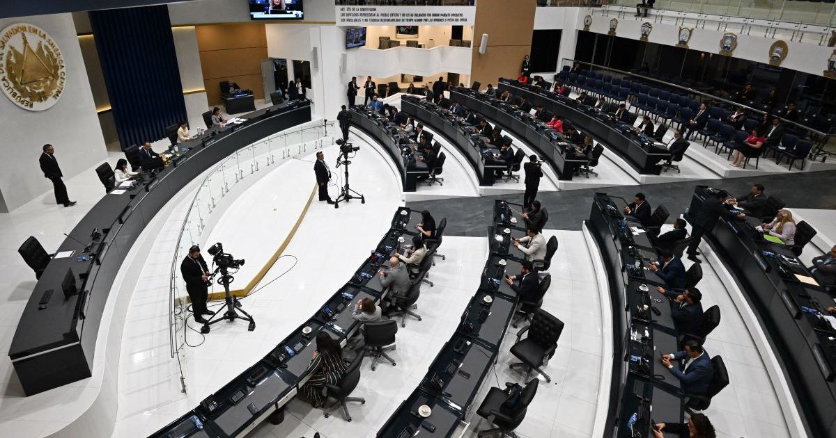 Congreso salvadoreño debate reforma constitucional para la reelección presidencial indefinida
