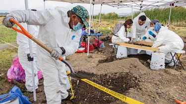 Expertos forenses y autoridades municipales buscan restos humanos en la alcaldía Tláhuac de la Ciudad de México, a orillas del lago Chalco, el 15 de abril de 2026. Varios grupos que buscan personas desaparecidas anunciaron el 17 de abril el hallazgo de más de 1000 fragmentos óseos en una zona ribereña de la Ciudad de México, donde las autoridades mexicanas llevan más de una semana realizando excavaciones.