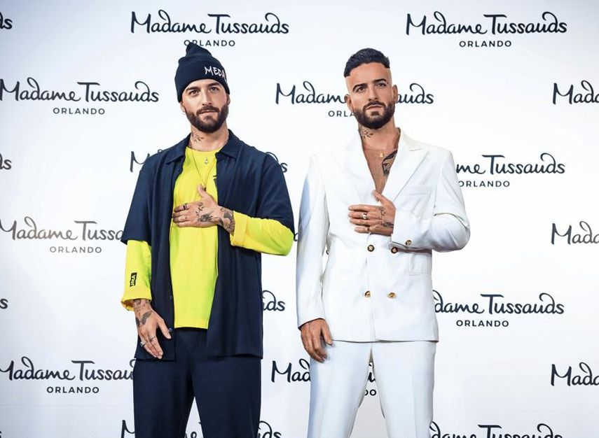 En esta imagen difundida por Madam Tussauds Orlando, el cantante colombiano Maluma, a la izquierda, posa junto a su figura de cera durante una develación especial en el Museo de Arte Moderno de Medellín, Colombia, el lunes 25 de abril de 2022.&nbsp;