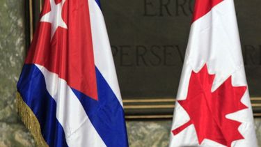 Vista parcial de las banderas de Cuba (izq.) y Canadá.