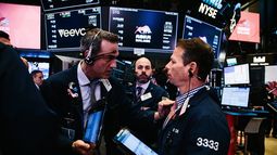 Agentes de bolsa trabajan en el piso de la Bolsa de Nueva York este 23 de marzo de 2018.&nbsp;
