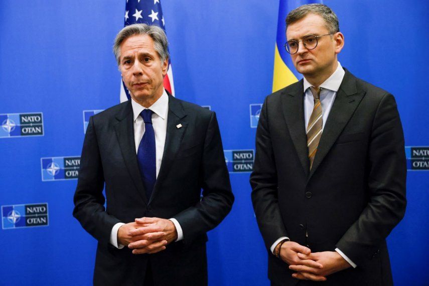 El secretario de Estado de Estados Unidos, Antony Blinken y el ministro de Asuntos Exteriores de Ucrania, Dmytro Kuleba, hablan con los medios durante su reunión en la sede de la Alianza de la OTAN en Bruselas, el 4 de abril de 2024.