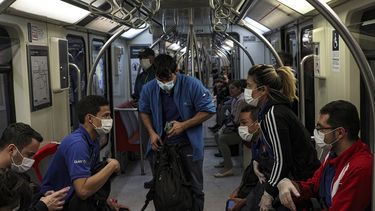 Varias personas&nbsp;usan mascarillas como precauci&oacute;n contra la propagaci&oacute;n del nuevo coronavirus en el metro de Santiago de Chile, el mi&eacute;rcoles 18 de marzo de 2020.