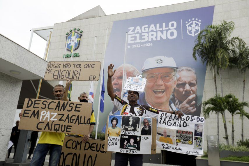 Aficionados del exjugador y seleccionador de Brasil Mario Zagallo sostienen pancartas afuera de las instalaciones de la Confederación de Brasil en donde se realiza el fúneral de Zagallo el domingo 7 de enero del 2024.&nbsp;