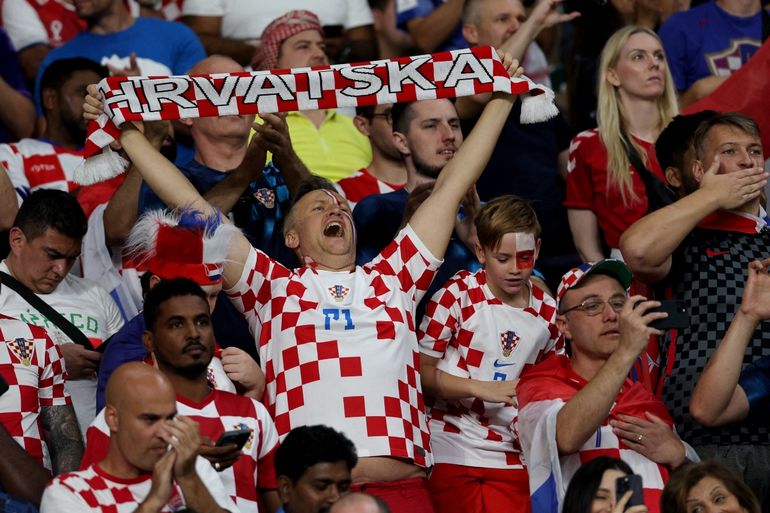 Aficionados de Croacia animan a su selección antes del enfrentamiento contra Canadá en la segunda vuelta de la fase de grupos del Mundial de Catar.