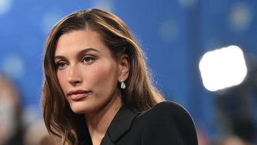 La modelo estadounidense Hailey Bieber llega a la Gala del Met 2025 en el Museo Metropolitano de Arte el 5 de mayo de 2025 en Nueva York.  