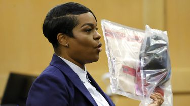 La fiscal asistente Pascale Achille sostiene un gorro de camuflaje con un borde como evidencia en en la corte del condado de Broward en Fort Lauderdale, Florida, el 7 de marzo de 2023. El juicio contra los sospechosos de asesinar al rapero XXXTentacion continúa.