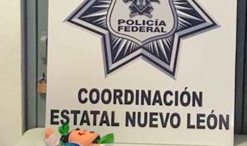 Dentro de la muñeca, la Policía halló cerca de 1.000 pastillas de una sustancia que se sospecha es fentanil y cuatro envoltorios con otras sustancias que serán analizadas en el laboratorio.