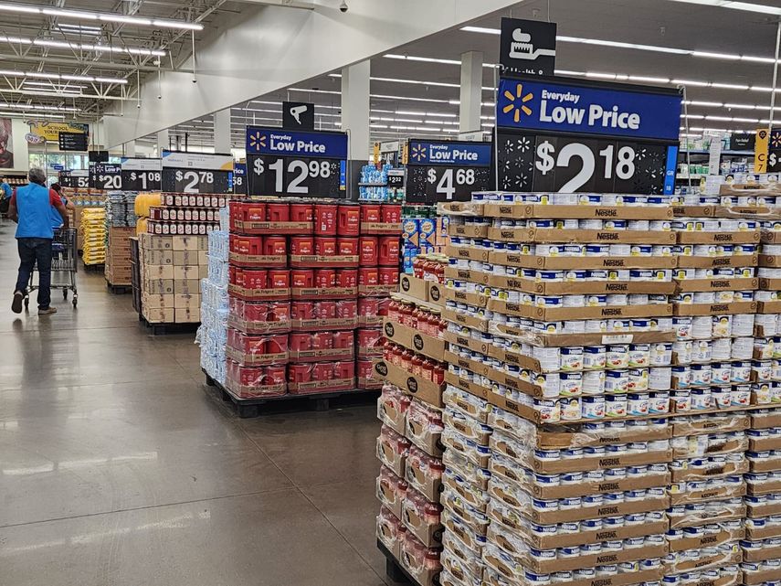 La imagen muestra uno de los pasillos de un mercado de la cadena Walmart.