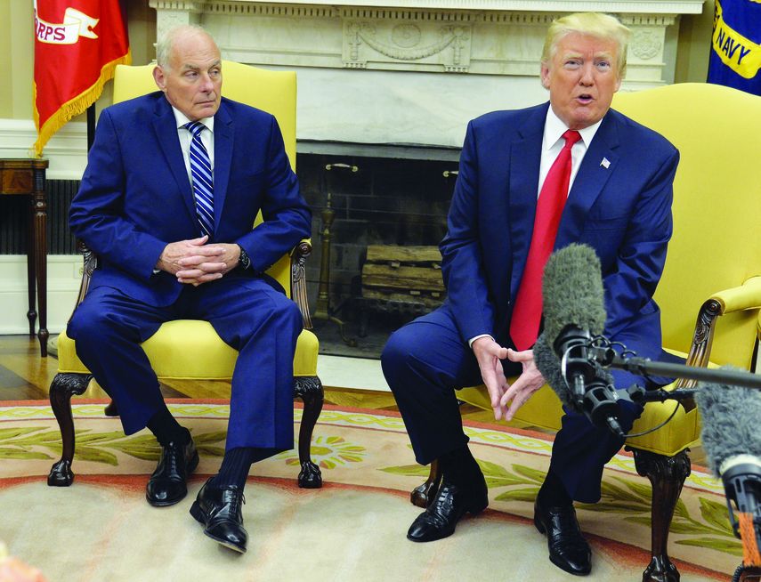 El presidente Donald Trump (d) se dirige a los medios junto al nuevo jefe de Gabinete, John Kelly, en el Despacho Oval.