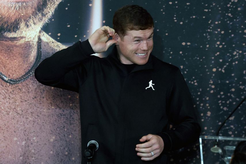 El boxeador mexicano Saúl Canelo Álvarez gesticula durante una conferencia de prensa para presentar su pelea contra el boxeador británico John Ryder