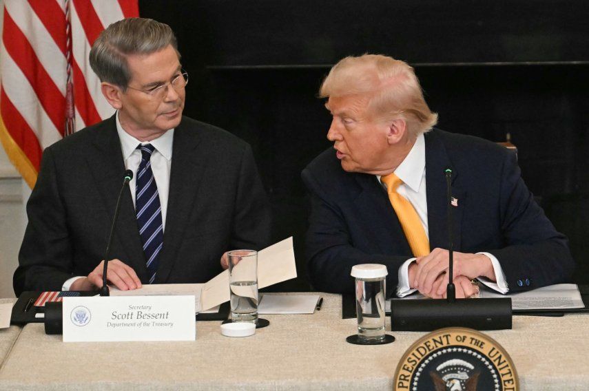 El secretario del Tesoro Scott Bessent dialoga con el presidente Donald J. Trump.