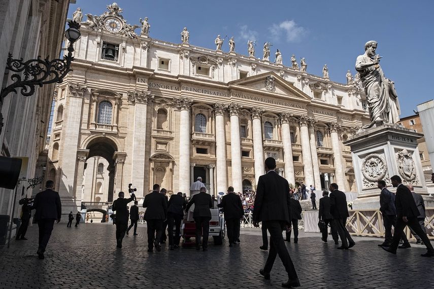 Fotografía de archivo fechada el 24 de abril de 2019 del papa Francisco en la Plaza San Pedro, en el Vaticano.
