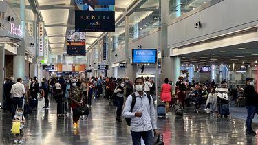 Pasajeros caminan por uno de los pasillos del Aeropuerto Internacional de Miami.