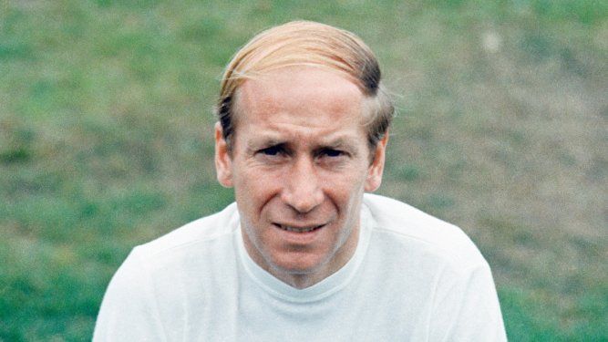 Bobby Charlton, capitán de la selección Inglaterra y del Manchester United, posa en esta foto de 1971. Charlton falleció el sábado 21 de octubre de 2023. Tenía 86 años de edad.