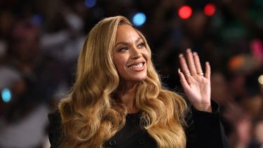 La cantante Beyoncé observa durante un mitin de campaña con la candidata presidencial demócrata, la vicepresidenta de Estados Unidos, Kamala Harris, en el Shell Energy Stadium el 25 de octubre de 2024 en Houston, Texas.