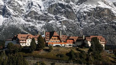 Vista del hotel Llao Llao y la colina nevada de L&oacute;pez en el fondo, durante el bloqueo impuesto por el gobierno contra la propagaci&oacute;n del coronavirus COVID-19, en Bariloche, R&iacute;o Negro, Argentina, el 24 de junio de 2020.