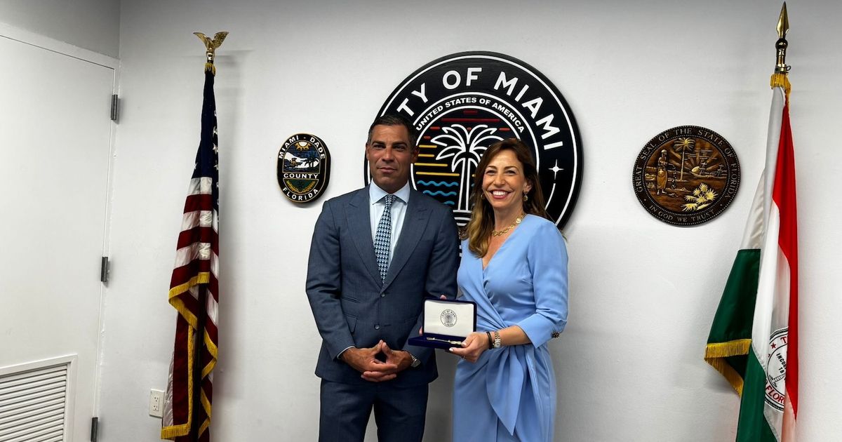 La alcaldesa de Zaragoza, Natalia Chueca, recibe las Llaves de Miami